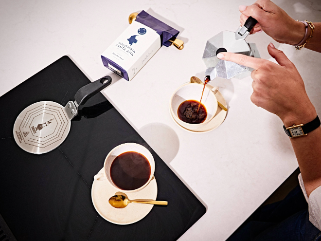 Vers bereide kop Blanche Dael koffie, elegant geserveerd op een marmeren aanrecht