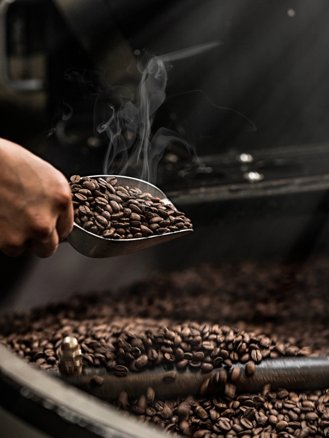 Close-up van ambachtelijk gebrande koffiebonen van Blanche Dael